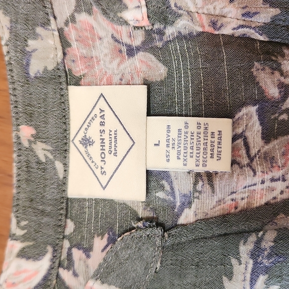 St. John's Bay Woman's Sleeveless Floral Top SZ L - Picture 4 of 4